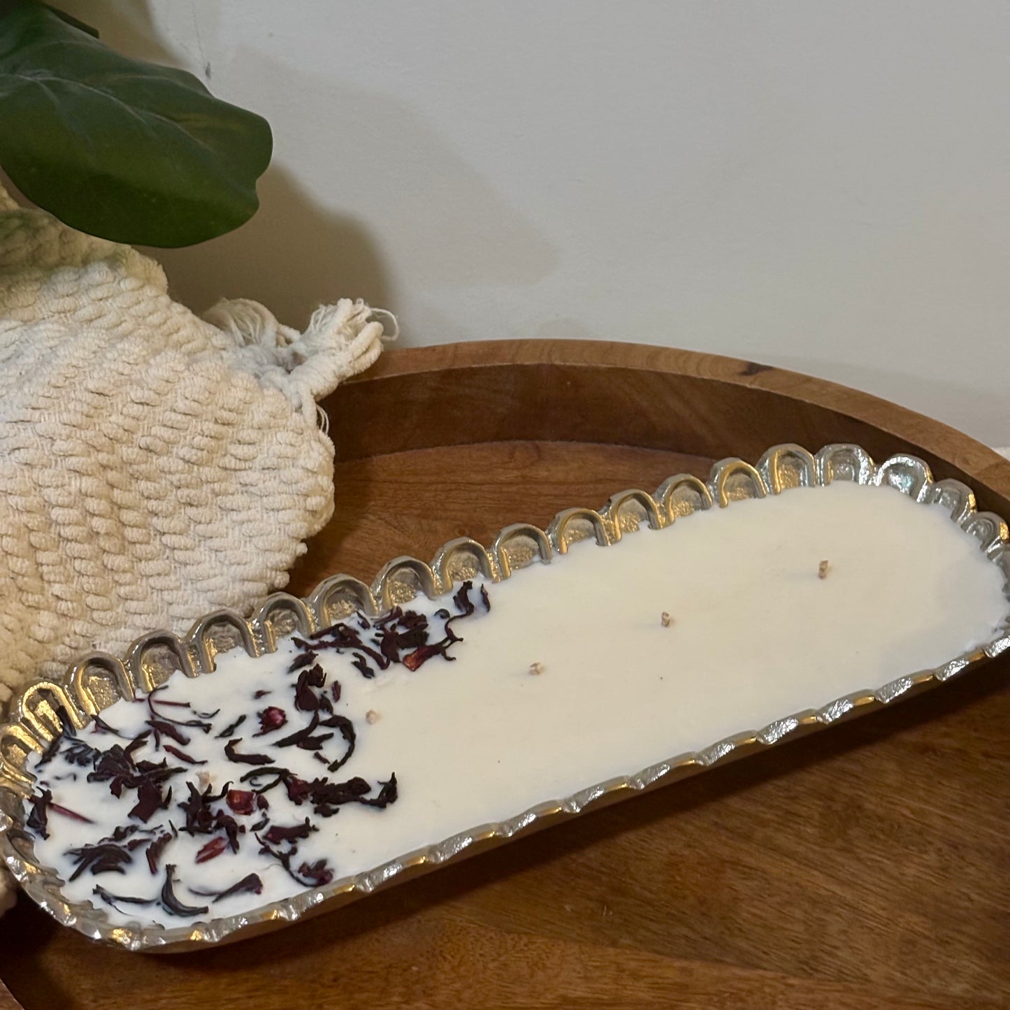 Silver scalloped Tray Candle